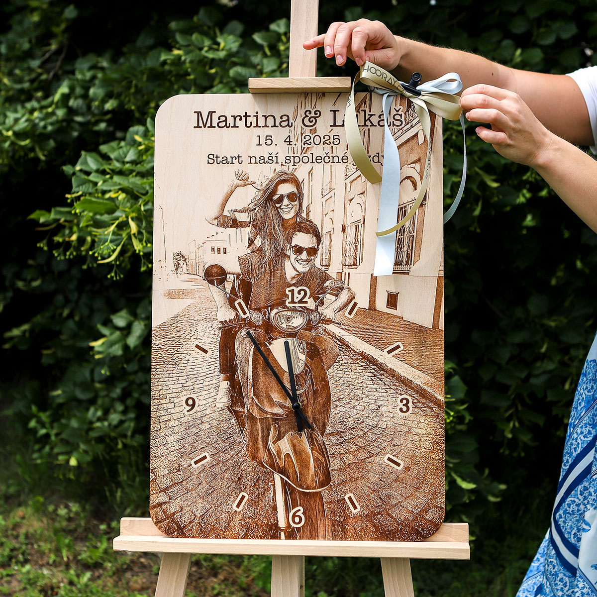 Dřevěné svatební dekorace - hodiny a tabule života